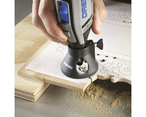 Dremel multifunctioneel gereedschap in gebruik bij het frezen van hout