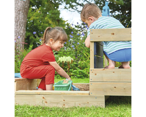 Twee kinderen spelen in een houten zandbak in de tuin.