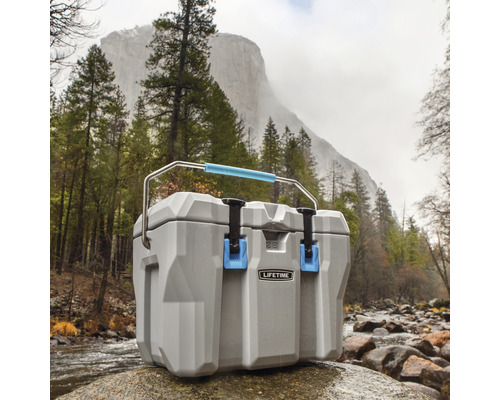 Grijze koelbox met handvat op een natuurlijke achtergrond