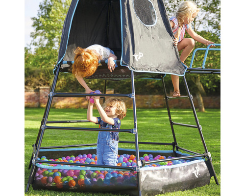 Kinderen spelen op een klimrek met ballenbak in de tuin.