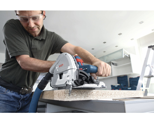 Een man gebruikt een Bosch invalzaag om een werkstuk te zagen.