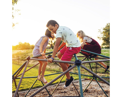 Kinderen spelen op een klimrek buiten.