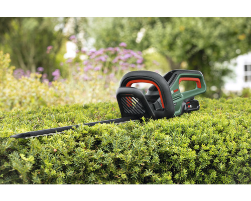 Bosch accu heggenschaar op een heg