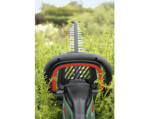 Heggenschaar in het gras