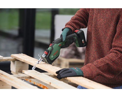 Persoon zaagt hout met een accusabelzaag van Bosch