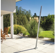 Metalen tuindouche op een terras