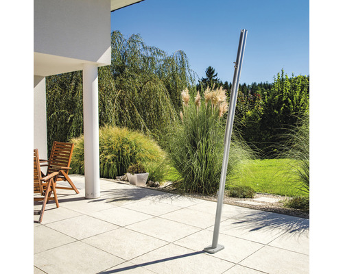 Metalen tuindouche op een terras