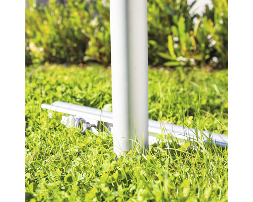 Metalen vlaggenmast met grondbevestiging in het gazon