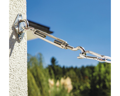 Roestvrijstalen spanschroef en bevestigingsmateriaal gemonteerd op een huismuur