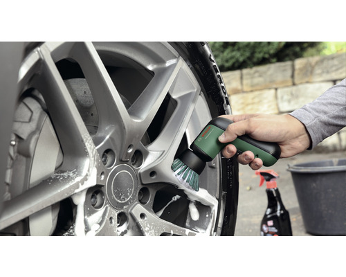 Autovelgen reinigen met een elektrische borstel