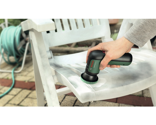 Reiniging van een tuinstoel met een draadloze allesreiniger