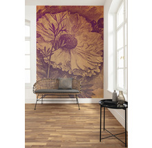 Interieurontwerp met bloemen vliesbehang, bank en bijzettafel