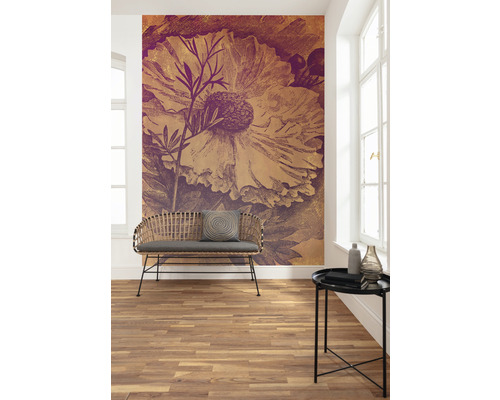 Interieurontwerp met bloemen vliesbehang, bank en bijzettafel