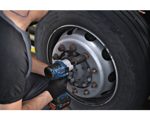 Een monteur gebruikt een draadloze slagschroevendraaier van Bosch om wielmoeren op een vrachtwagenband vast te draaien