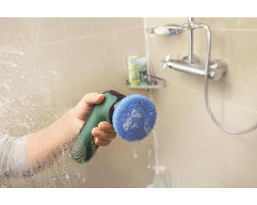 Persoon maakt douchecabine schoon met accuborstel