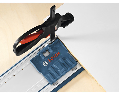 Bosch geleiderail met schroefklem bevestigd aan werkstuk