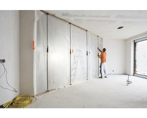 Stofbeschermingssysteem in gebruik om een ruimte af te dekken tijdens renovatiewerkzaamheden