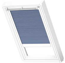 Dakvenster met blauw plisségordijn