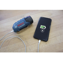 Bosch Professional GAA 12V-21 accu-adapter laadt een smartphone op.