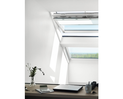 Open dakraam in een lichte ruimte met bureau