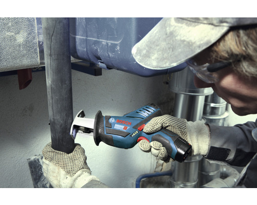 Accuzaag in gebruik voor het zagen van een pijp