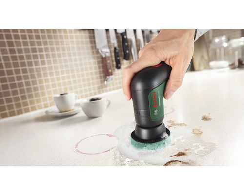 Bosch UniversalBrush reinigt een aanrecht in de keuken