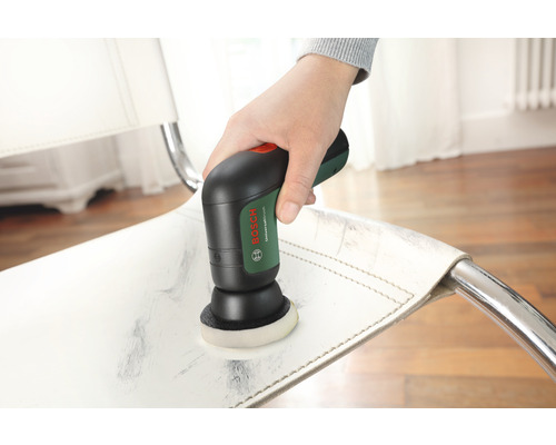Bosch UniversalBrush accuborstel in gebruik op een stoel