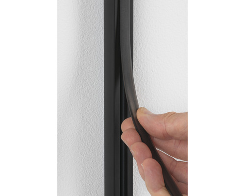Installatie van een kabelbeschermingsstrip op een muur