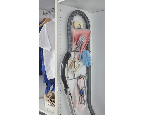 Schoonmaakaccessoires en stofzuiger opgeborgen in de kast