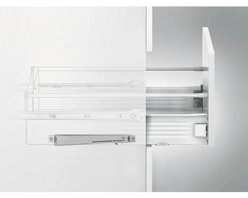 Uittreksysteem met ladegeleiders in een witte kast.