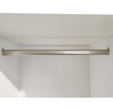 Kledingkastinrichting met metalen kledingroede