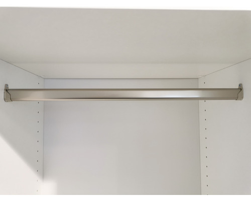 Kledingkastinrichting met metalen kledingroede