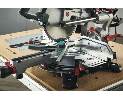 Verstekzaag op een werkbank