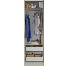 Open kledingkast met kleding, opbergdozen en planken voor diverse spullen
