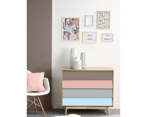 Dressoir met veelkleurige laden in een lichte kamer
