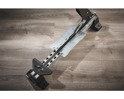 Laminaatsnijder op houten vloer