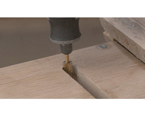 Multifunctioneel gereedschap dat een groef in hout freest