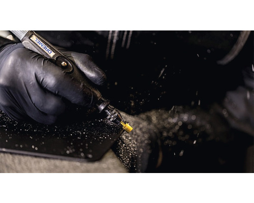 Dremel multifunctioneel gereedschap in gebruik met handschoenen