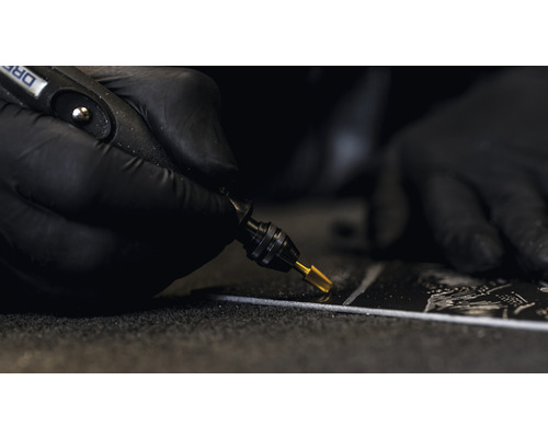 Close-up van een persoon die schuurwerkzaamheden verricht met een Dremel