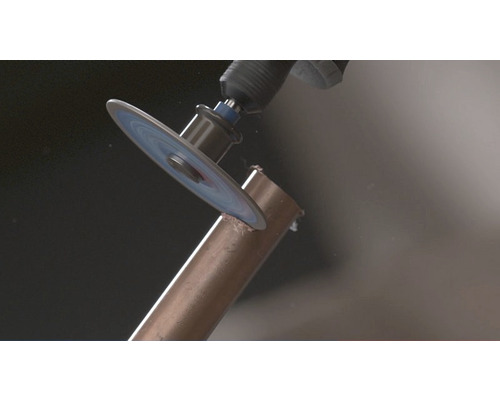 Rotatiegereedschap snijdt pijp.