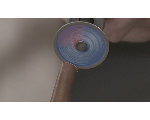 Rotatiegereedschap snijdt een koperen buis.