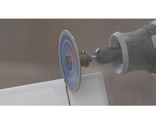 Een multifunctioneel gereedschap met doorslijpschijf snijdt een werkstuk.