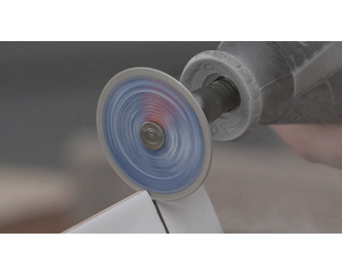 Rotatiegereedschap met doorslijpschijf snijdt een tegel