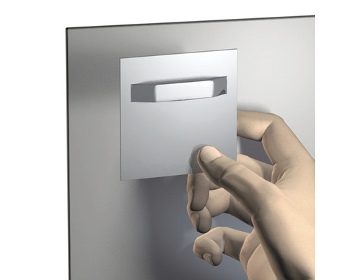 Detailopname van een wandbevestiging met hand