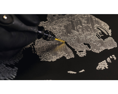 Wereldkaart graveren met een graveergereedschap