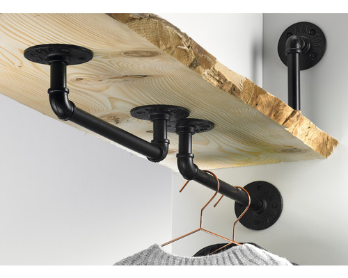Rekconstructie met houten plank en kledingroede van metalen buizen
