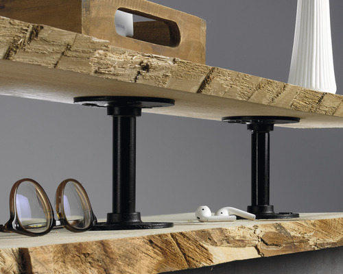 Close-up van een houten tafel met zwarte metalen poten, bril en oordopjes