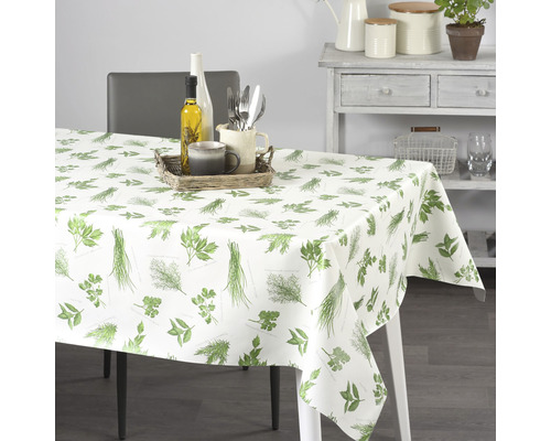 Tafel met tafelkleed met kruidenmotief, servies en decoratie