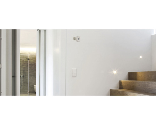 Scène van een trappenhuis met bewegingsmelder, trapverlichting en badkamer op de achtergrond