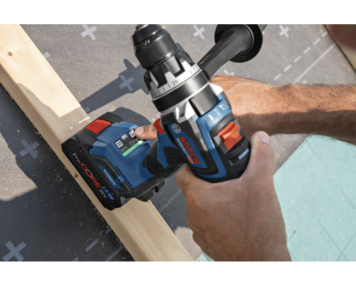 Bosch accuschroefboormachine in gebruik op een stuk hout